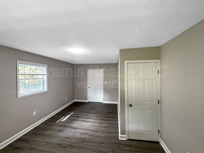 Building Photo - 4620 Sequoia Cir