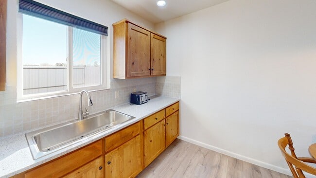 Building Photo - 2 Bedroom - 1 Bath Fully Furnished Apartment