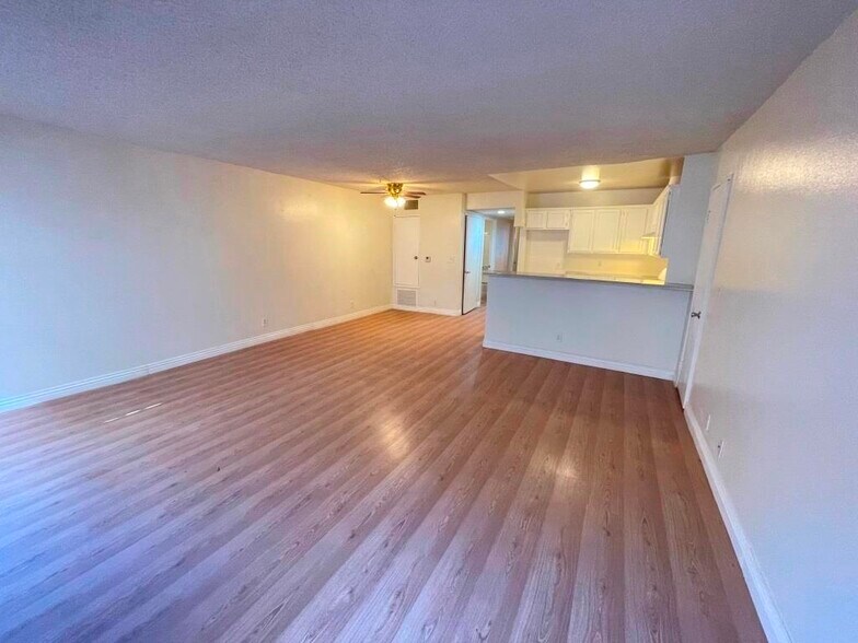 Building Photo - 10225 Hillhaven Ave