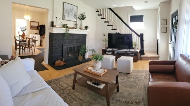 Building Photo - 3-bedroom, 1-bathroom home located on the picturesque Neville Island, PA.