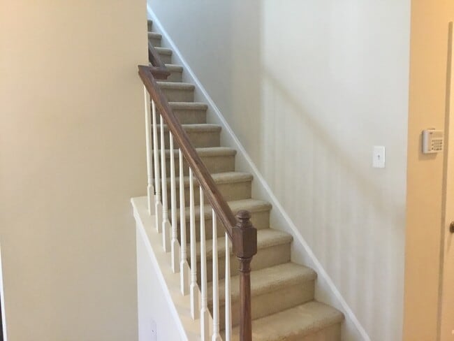 Building Photo - End Unit Townhome with Tons of Extra Storage!