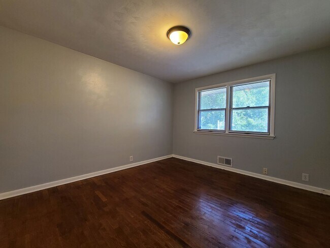 Building Photo - Spacious 4-Bed, 1.5-Bath Home in Benton Ha...