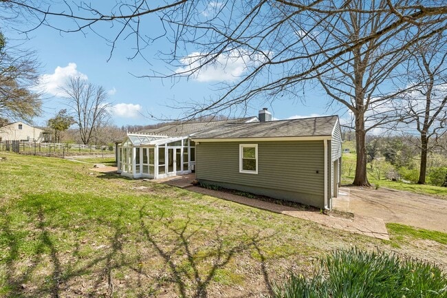 Building Photo - Experience the perfect blend of privacy and open space in this beautifully maintained 3-bedroom, ...