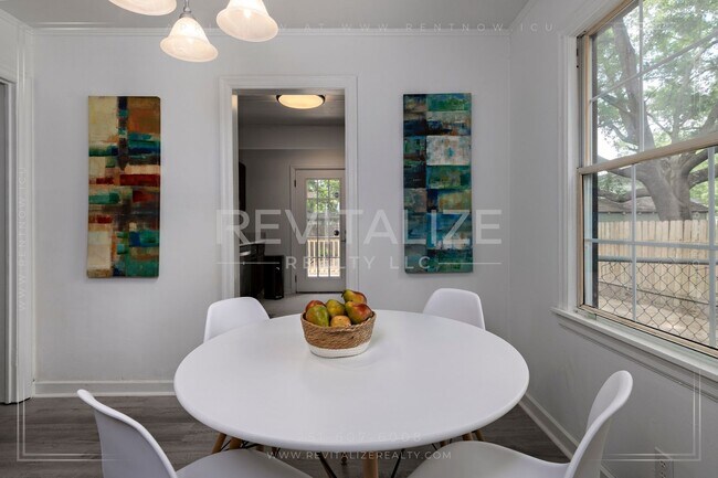 Building Photo - HALF-OFF DEPOSIT SPECIAL! Furnished 2 Bedr...