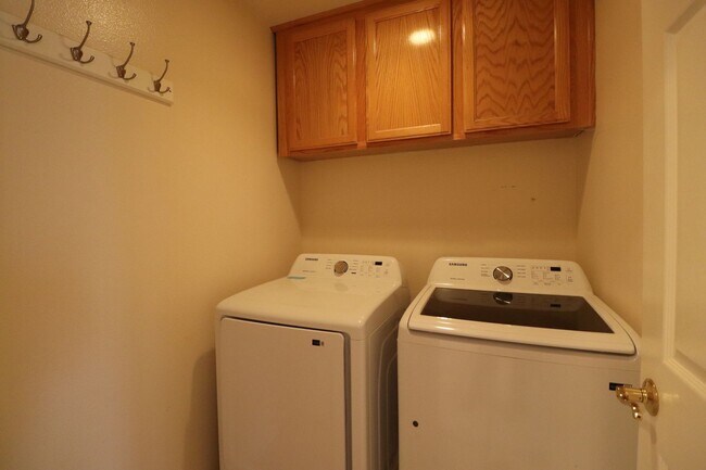 Building Photo - Lovely Cottonwood Glen Townhome