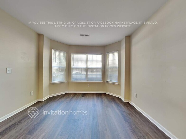 Building Photo - 8422 Oak Dr