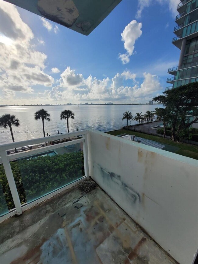 Building Photo - 3301 NE 5th Ave