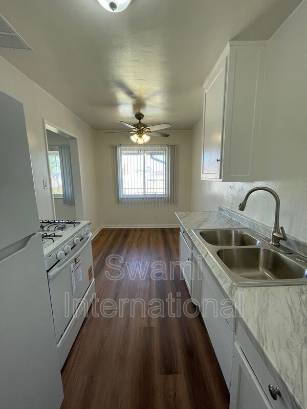 Building Photo - 2030 E Florence Ave