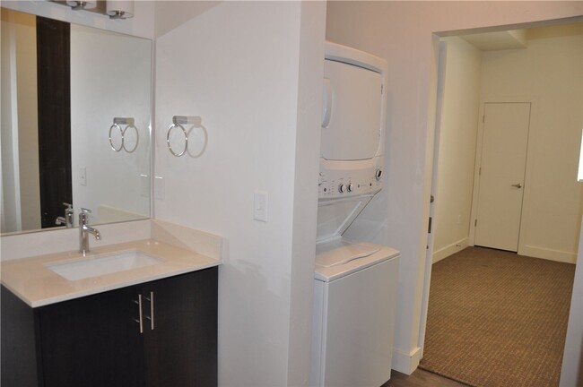 Building Photo - 1 bedroom 1 bath in SLC!