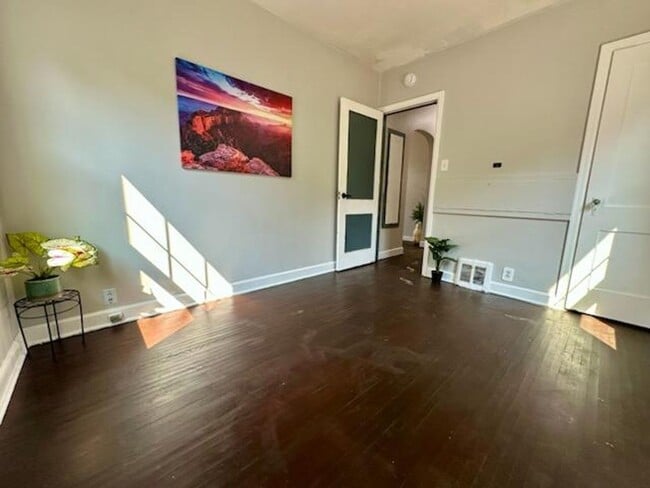 Building Photo - 3 bed, 1 bath home for rent in Waterloo