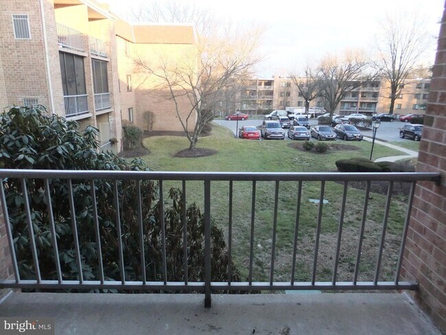 Building Photo - 1640 Oakwood Dr