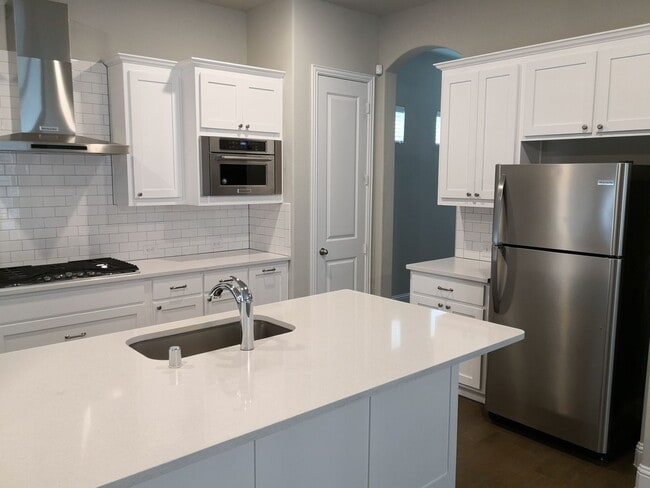 Building Photo - Location!! 2018 house, refrigerator provided! Dont miss this sweet home!