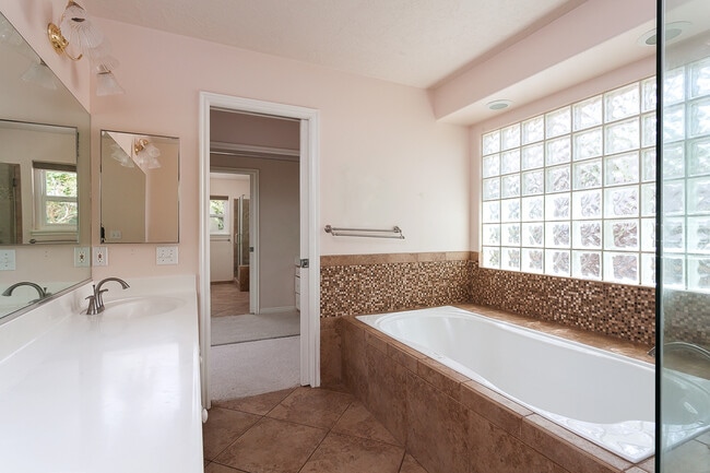 Building Photo - Pet-friendly home in downtown Hurricane