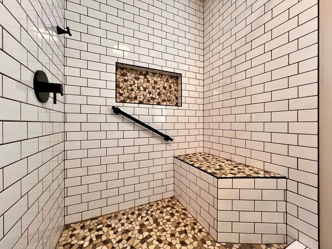 Building Photo - 490 Scott Ln