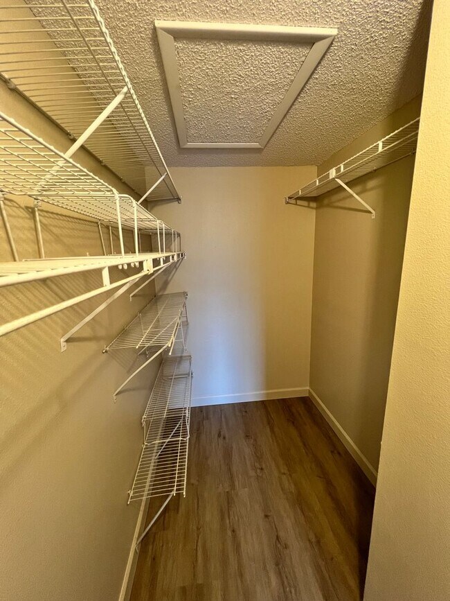 Building Photo - Beautifully Updated 2 Bedroom, 2 Bath Top ...