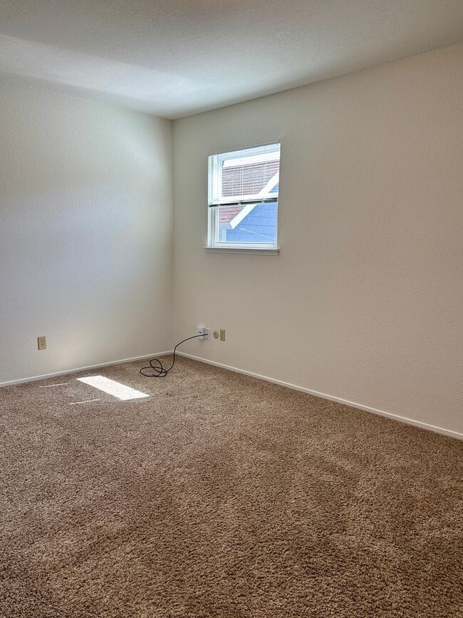 Building Photo - 2 Bedroom 1 Bath Near Downtown Available 8...