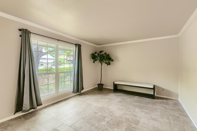 Building Photo - Gorgeous San Antonio home with large backy...