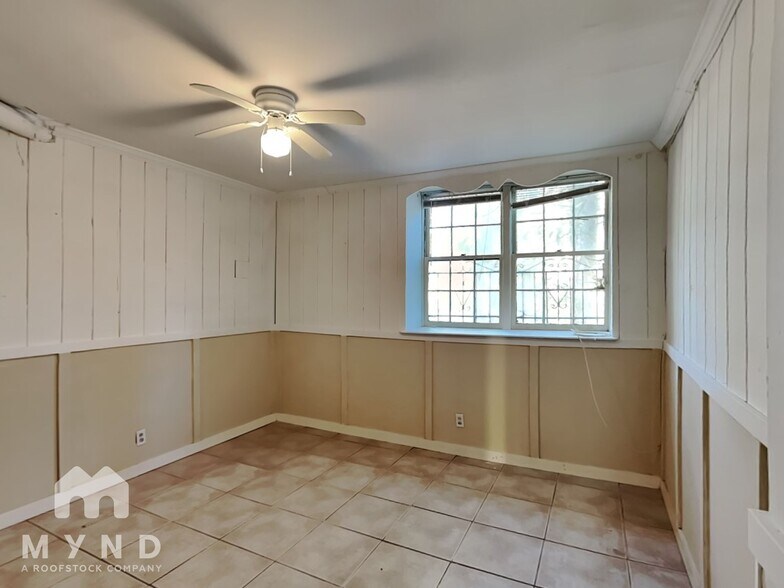 Building Photo - 990 Lynhurst Dr SW