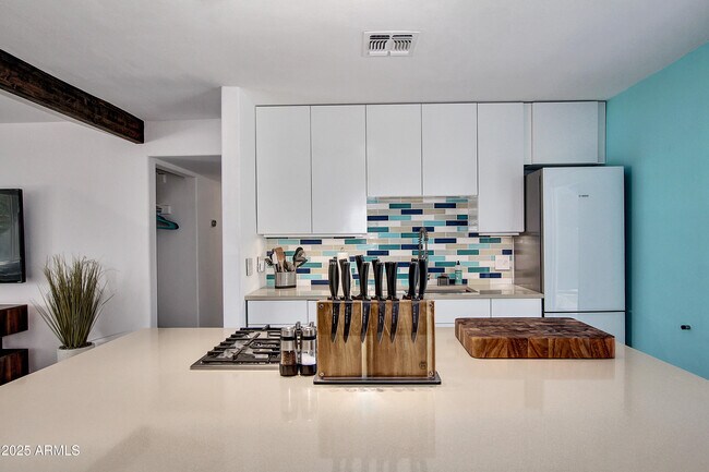 Building Photo - 7034 E Wilshire Dr