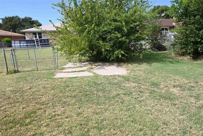 Building Photo - 4 bed 2 bath near SAFB.