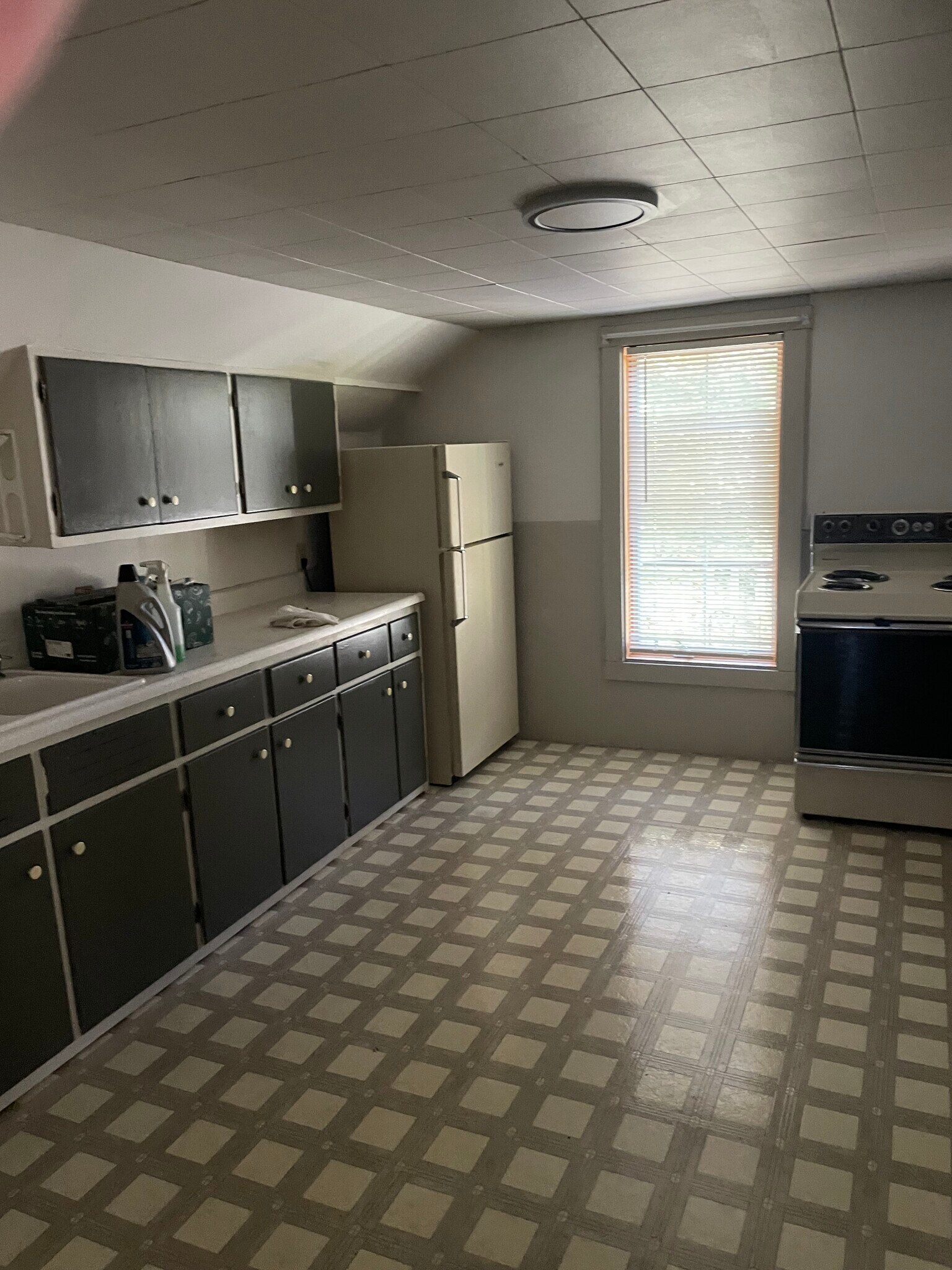 Building Photo - 402 Luster Ave