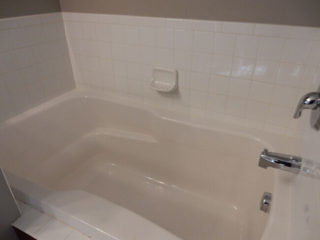 Building Photo - Quality 3 BR Townhome; Convenient to Med C...