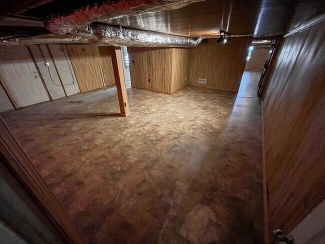 Building Photo - Renovated 3BR Ranch w/Basement