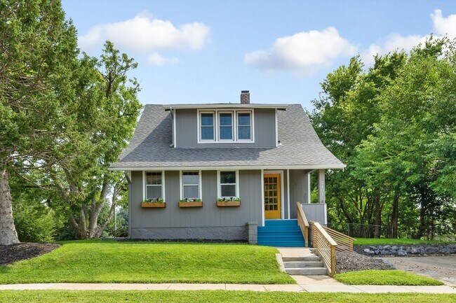 Primary Photo - 3 Bedroom; 2 Bathroom near Hanscom Park!