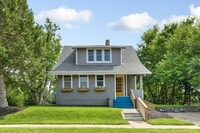 Building Photo - 3 Bedroom; 2 Bathroom near Hanscom Park!