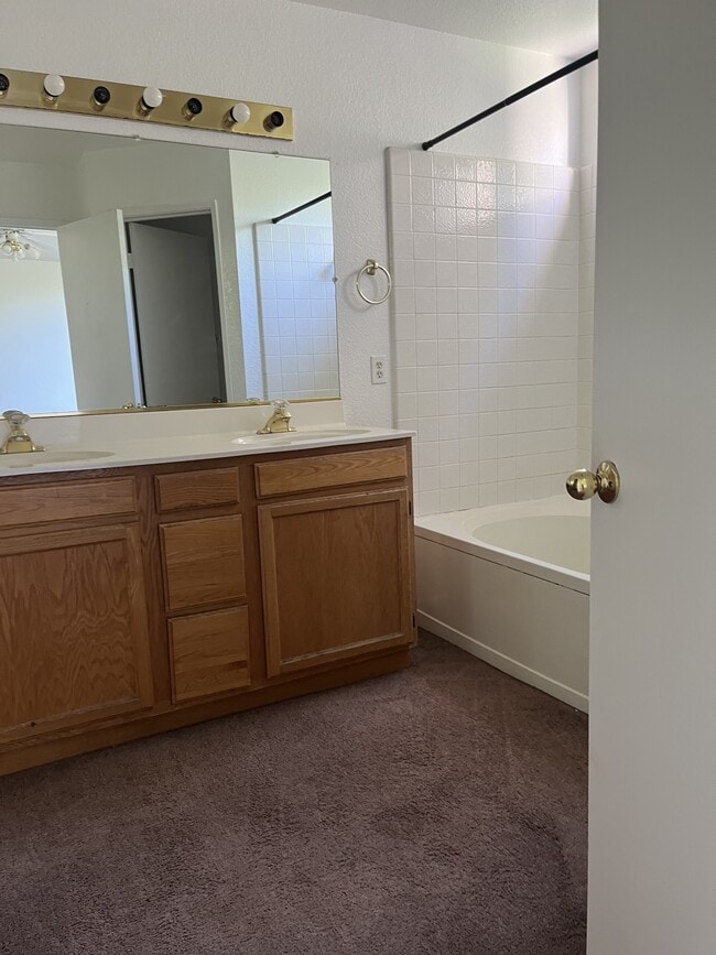 Building Photo - 1640 Oleander Dr