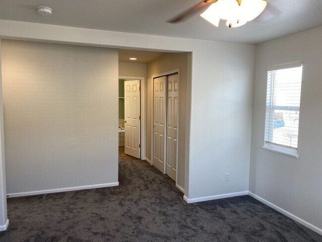 Building Photo - 14215 White Peak Dr
