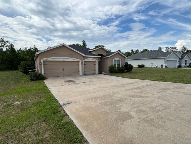 Building Photo - 4 bedroom / 3 bath in great neighborhood - WON'T LAST!