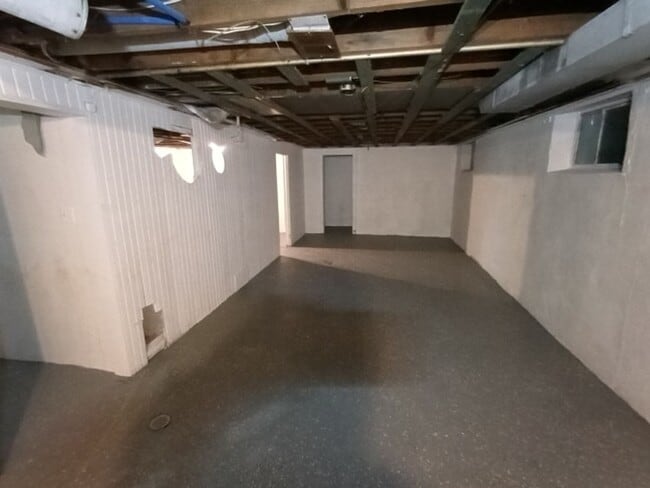 Building Photo - Charming 3 bedroom/1.5 bath Brick Home - Now Available!