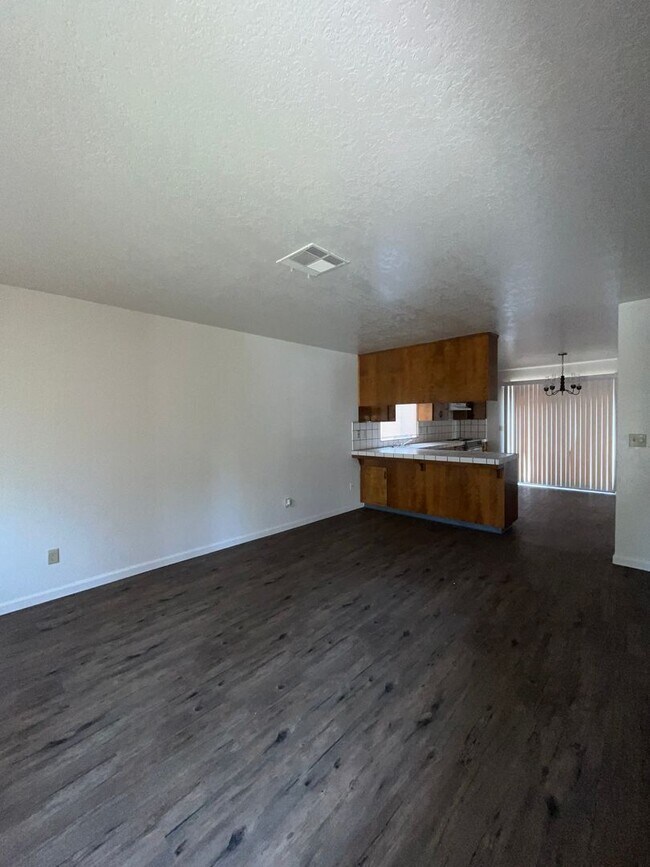 Building Photo - 4056