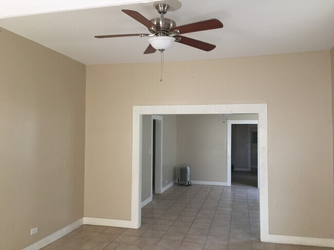 Building Photo - Completely renovated Large house, perfect for a family or young professional!