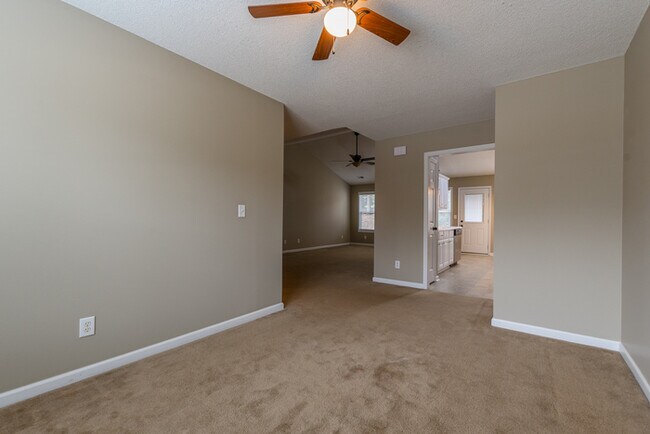 Building Photo - 3 BD 2 BA  Fenced Ranch with Bonus Room