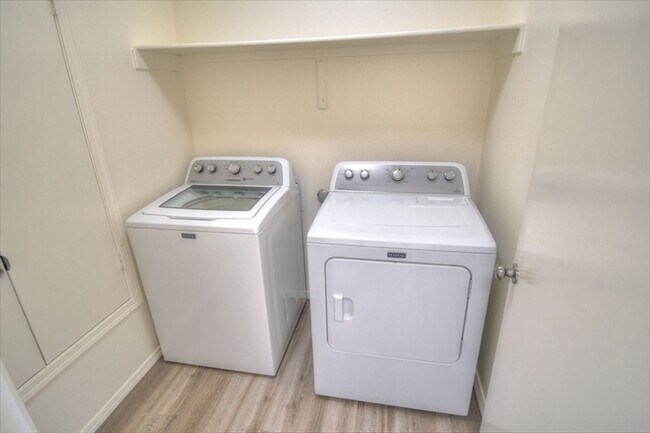 Building Photo - North Valley Townhome Ready NOW!