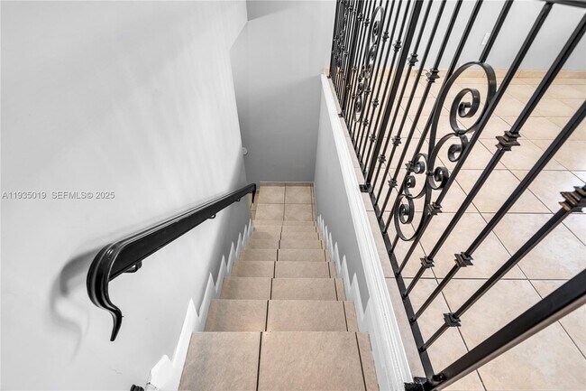 Building Photo - 341 W Park Dr