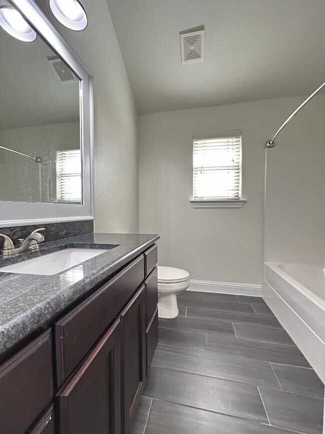 Building Photo - 910 Sunset Ln