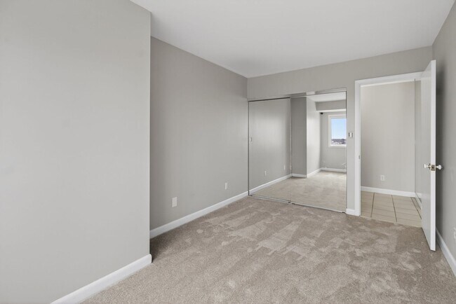 Building Photo - Stunning Condo With Exclusive Bay Views!