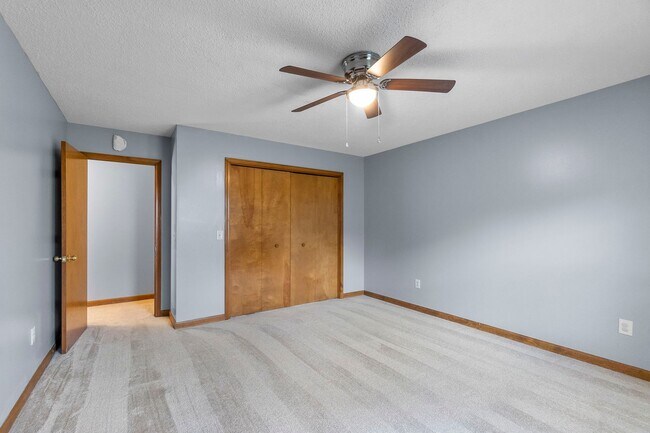 Building Photo - 3707/3709 Stonebridge Dr