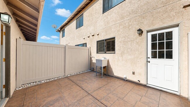 Building Photo - 1501 Racquet Club Dr