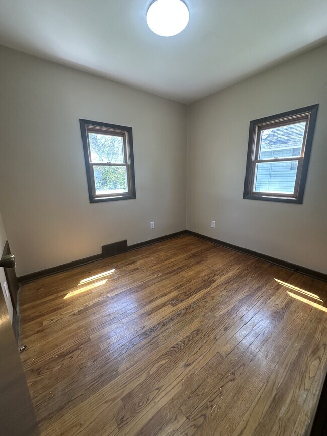 Building Photo - 1346 Kenwood Ave