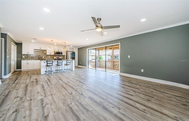 Building Photo - 722 116th Ave N