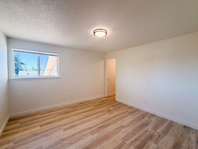 Building Photo - 4507-4517-4517 Boulder Dr SE