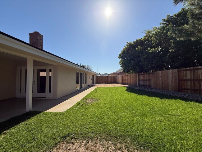 Building Photo - 1120 Village Dr