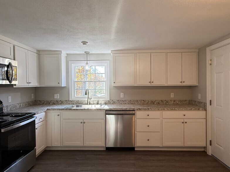 Building Photo - 484 Victory Hwy