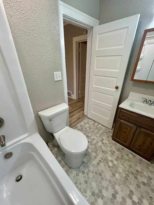 Building Photo - 906 North 6th Ave E