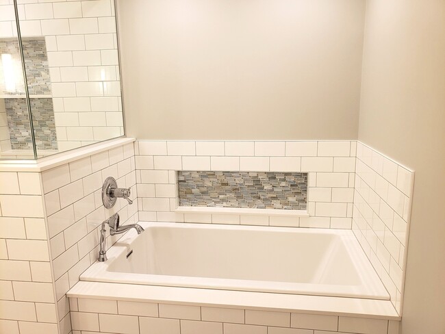 Building Photo - 21 W Chestnut St