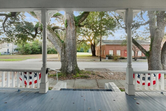 Building Photo - 1110 N Pasteur St